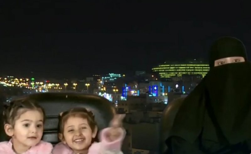 معلمة تكفل يتيمتين وتبيع ورثها لتوفير