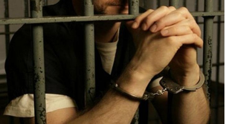 تقييد أسير فلسطيني بالأصفاد أثناء عملية