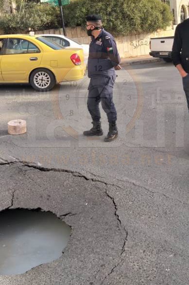 «حفرة ومياه ساخنة» تظهر فجأة وسط