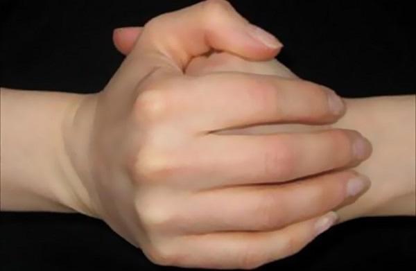 فرقعة الأصابع مؤشر لإصابتك بعدة أمراض