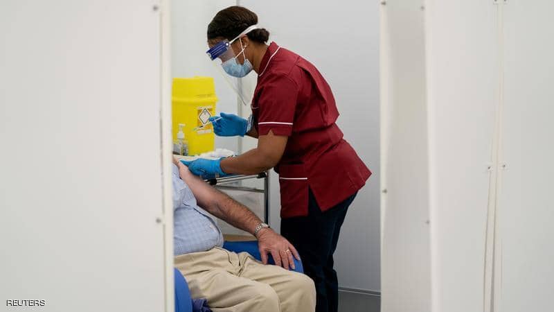 ظهور أول آثار جانبية للقاح فايزر