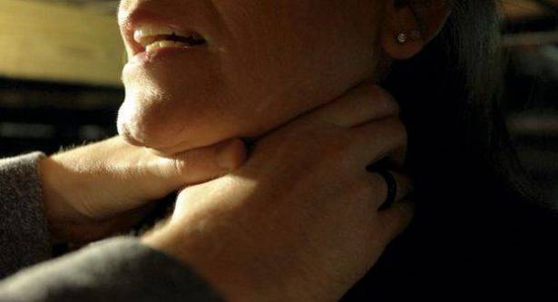 محاكمة مراهق قتل والدته خنقا بسبب