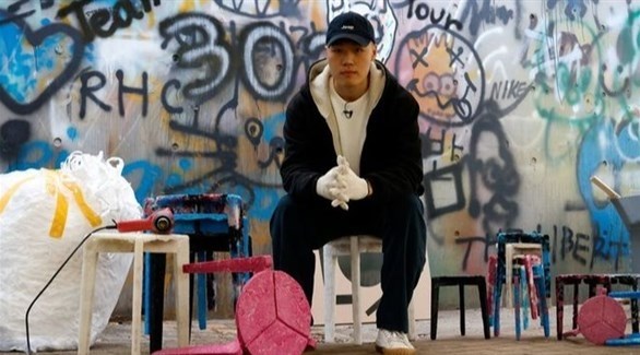 في زمن الكورونا.. طالب يصنع مقاعد