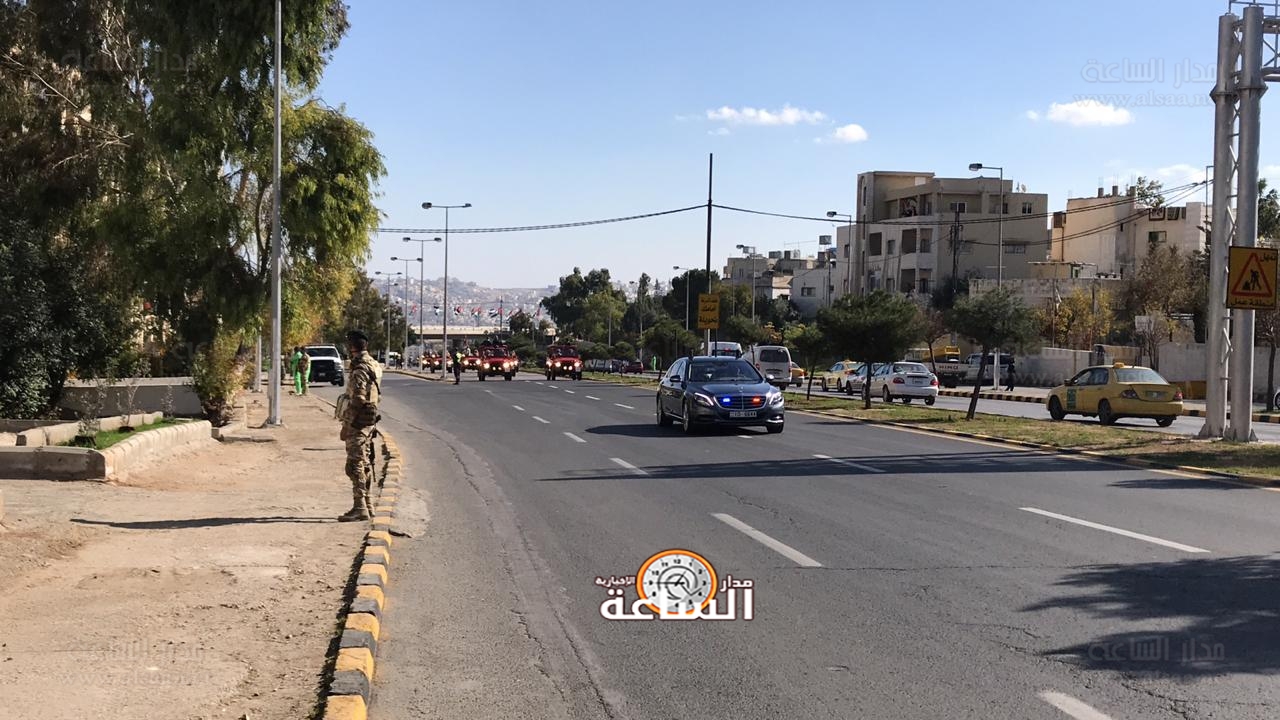 الموكب الملكي الاحمر يشق طريقه من