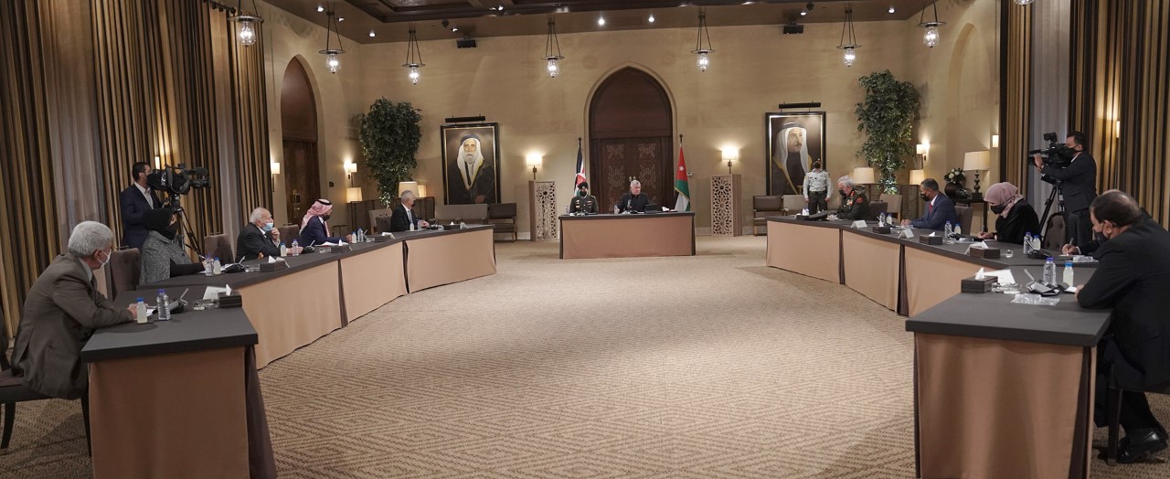 الملك يلتقي في قصر الحسينية شخصيات