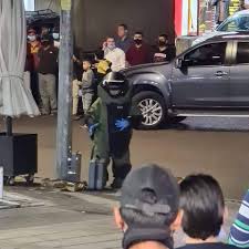 الأمن يتعامل مع حقيبة مجهولة في