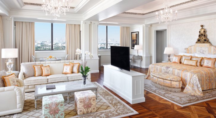 سائح يحجز جناحا في أحد فنادق