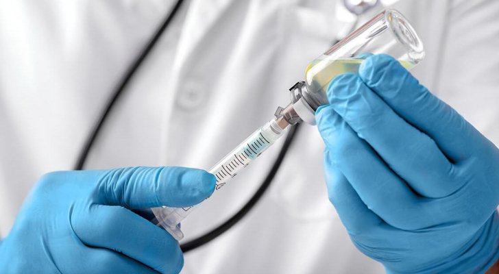 طبيب أردني يوضح بشأن أعراض لقاح