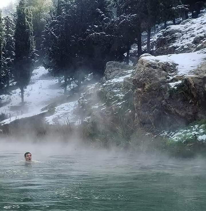 السباحة في بحيرة من المياه الساخنة