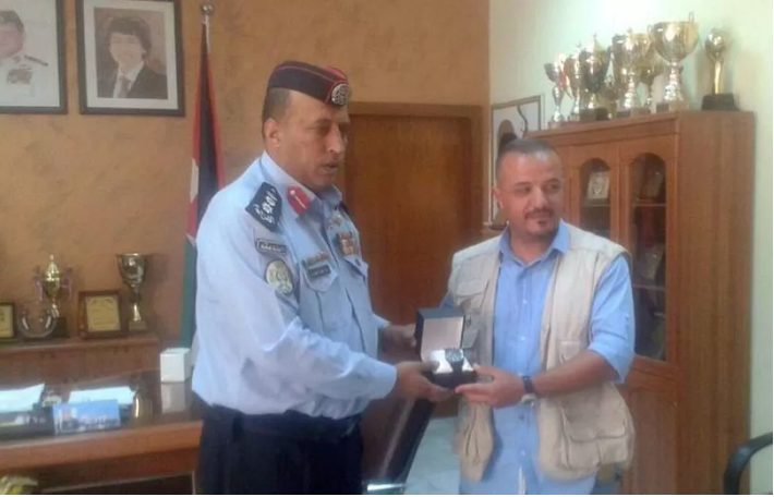 تكريم مواطن لأمانته وموقفه الإنساني