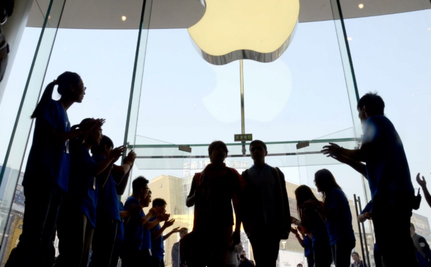 بعد غوغل وفيسبوك.. آبل تطلب من