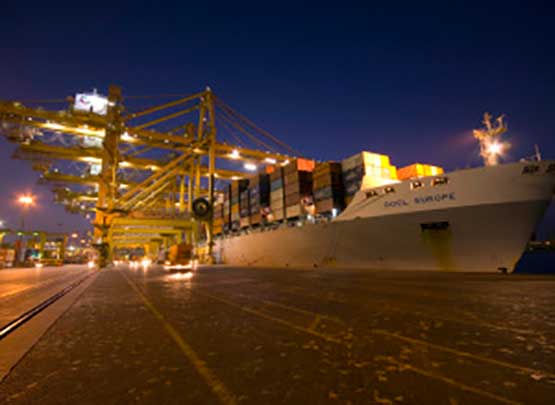 أمتار قليلة فصلت العاملين عن الموت..