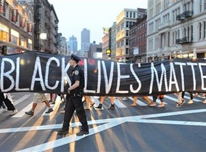 أنصار ترامب يزيلون ويحرقون لافتات بلاك