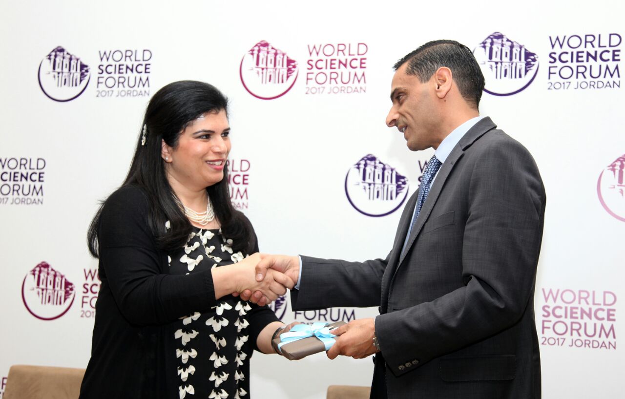 الأميرة سمية تكرم وتهنئ الزميل السعايدة