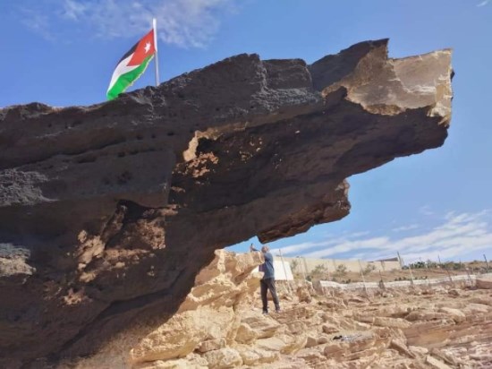 احراق وتحطم جزء من «صخرة ذيبان»