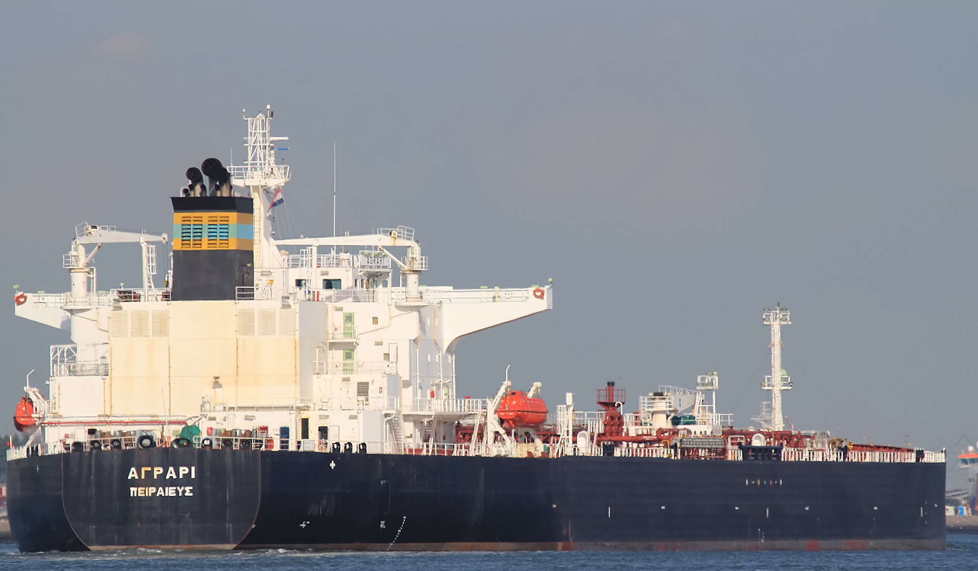 انفجار في ناقلة نفط قبالة سواحل