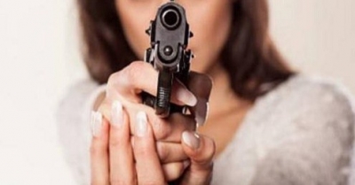 سيدة تطلق عيارات نارية من مسدس