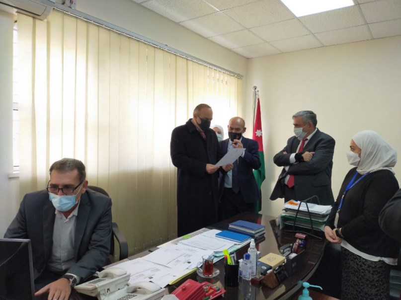 بشر الخصاونة يتسلم فحص الأجسام المضادة