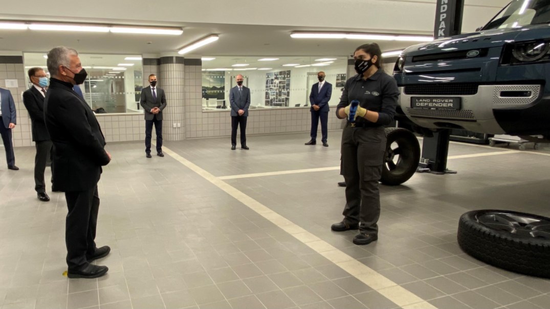 الملك يفتتح أكاديمية «جاكوار لاند روفر»