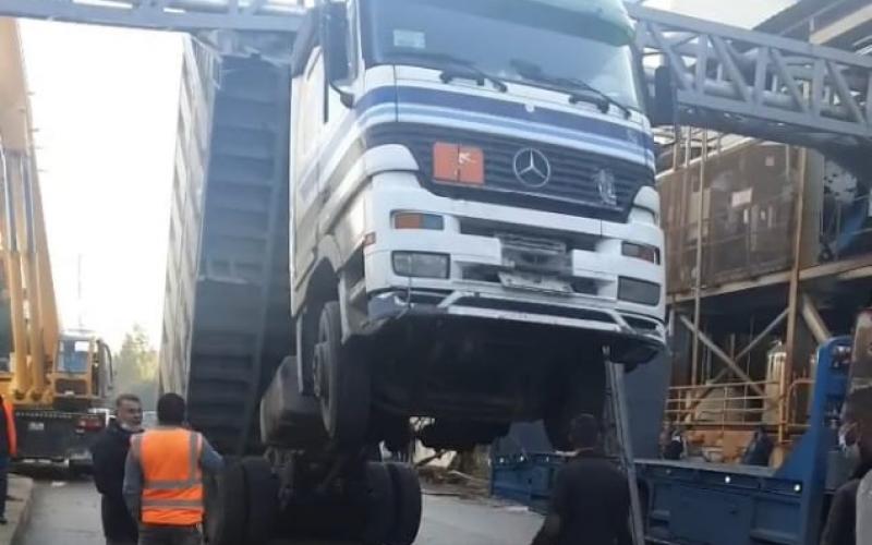 الرمثا: تحرير شاحنة علقت بجسر للمشاة