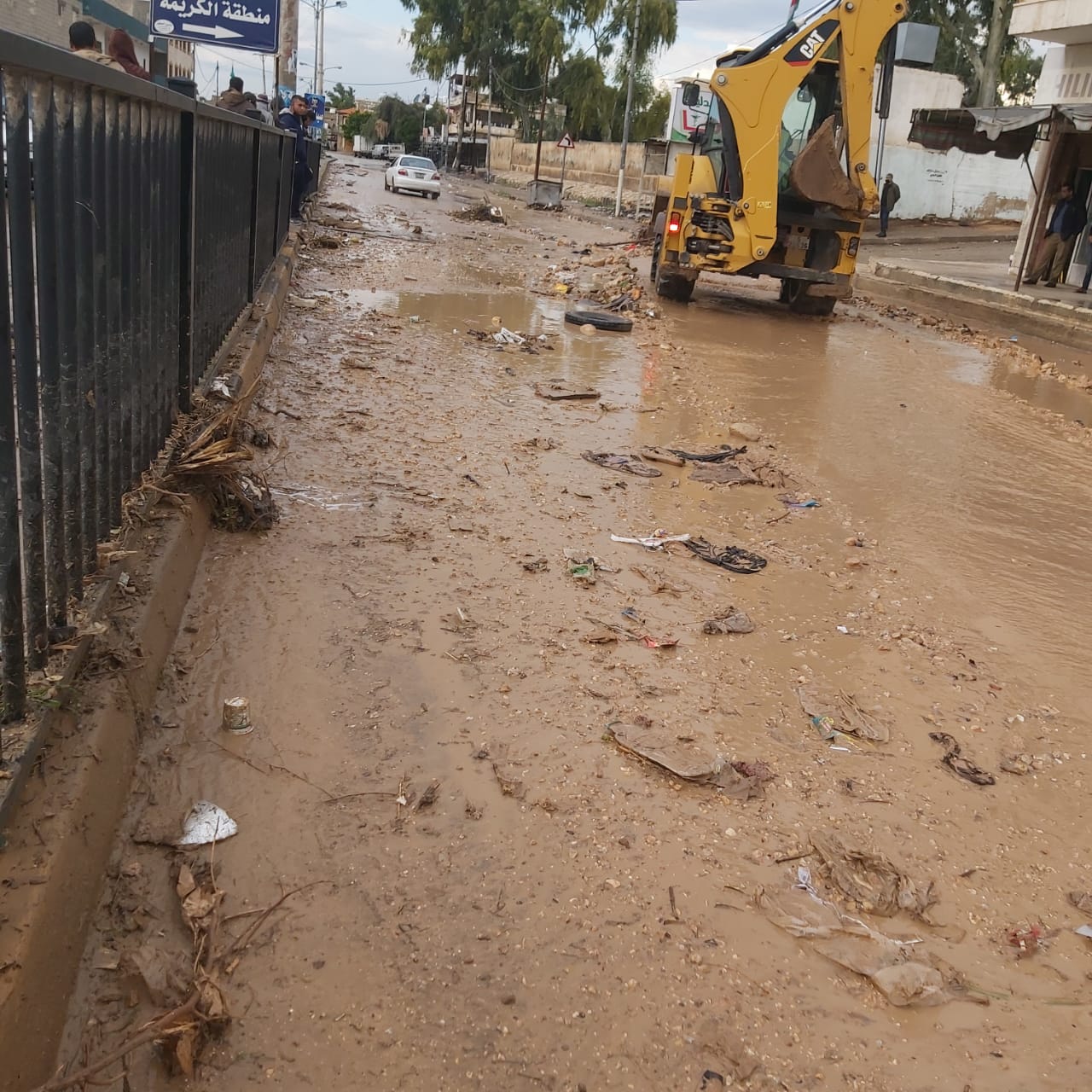 مواصلة فتح الطرق والعبارت جراء السيول