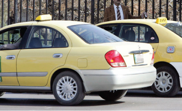 سائقو الأصفر يطالبون بإلغاء الحظر الليلي