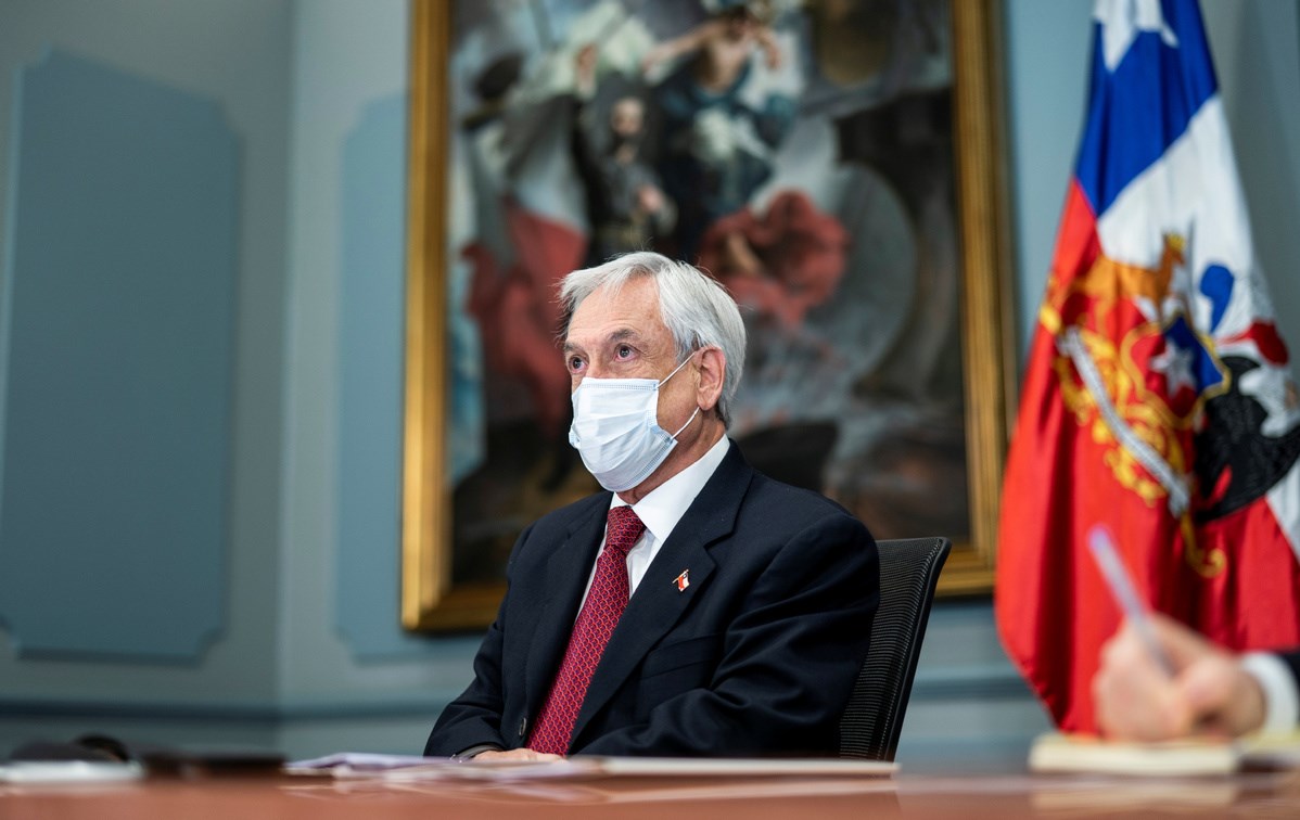 رئيس دولة يشتكي على نفسه لسلطات