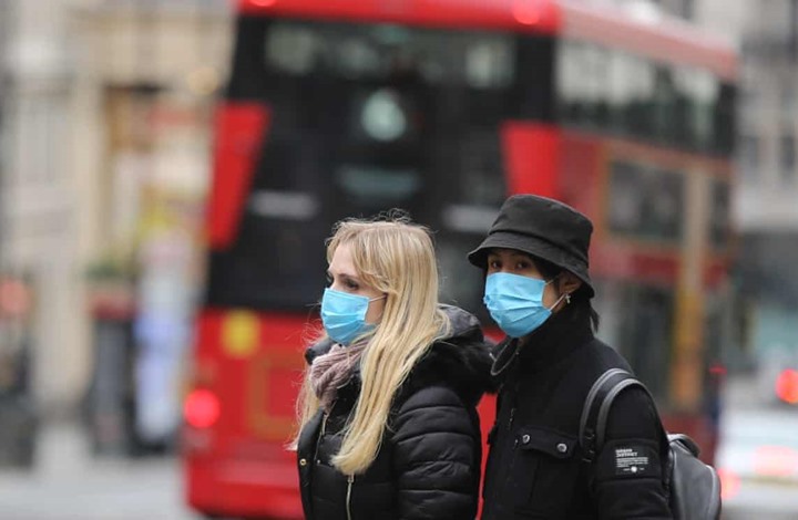 سلالة «كورونا الغامضة» تدفع جونسون لإغلاق