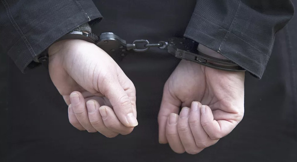 الأصفاد الحديدية تنقذ حياة شرطي.. فيديو