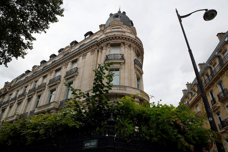 هذا هو عالم الأزياء في فرنسا..