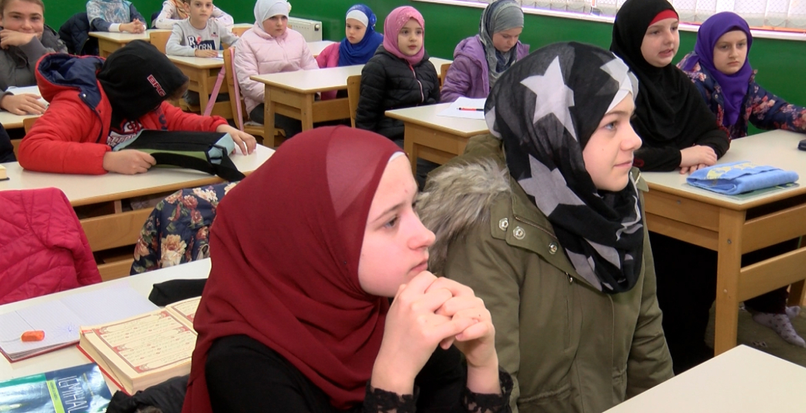 يتحدثون بها رغم أنها ليست لغتهم