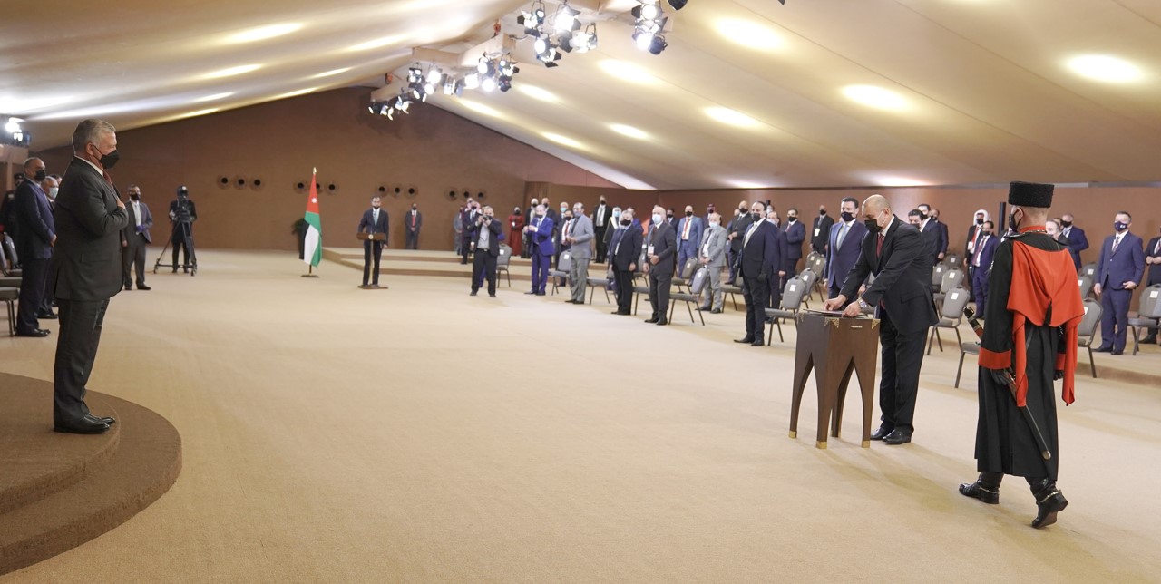 الملك يستمع إلى رد مجلس الأمة