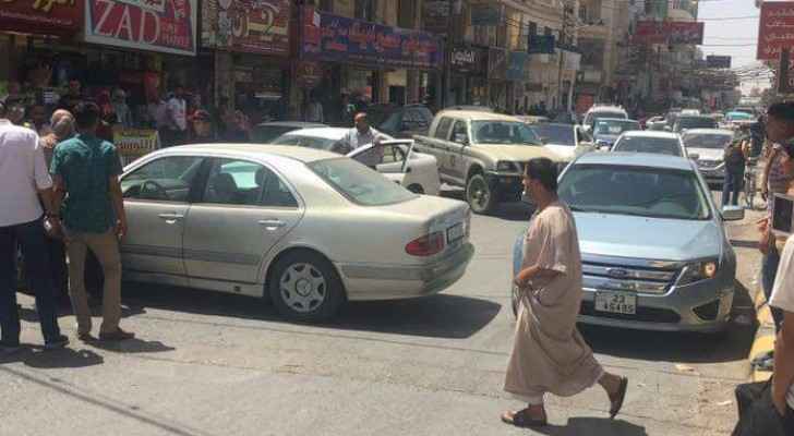 بالصور.. امرأة تغلق شارعا في المفرق