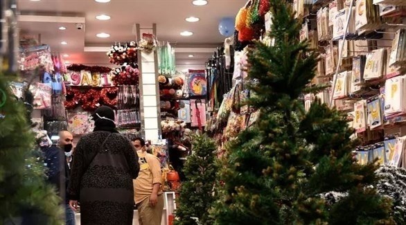 أشجار وزينة عيد الميلاد للبيع في