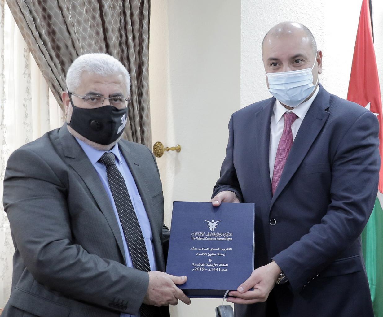 العودات يتسلم تقرير حالة حقوق الإنسان