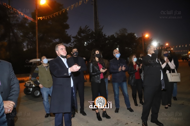 مدينة الحسين للشباب تضئ شجرة الميلاد