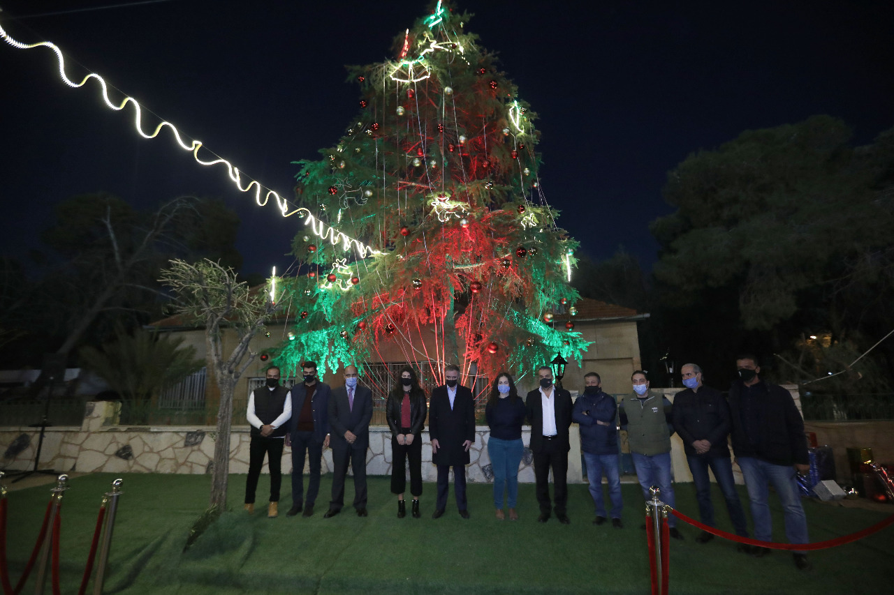 مدينة الحسين للشباب تضيء شجرة الميلاد