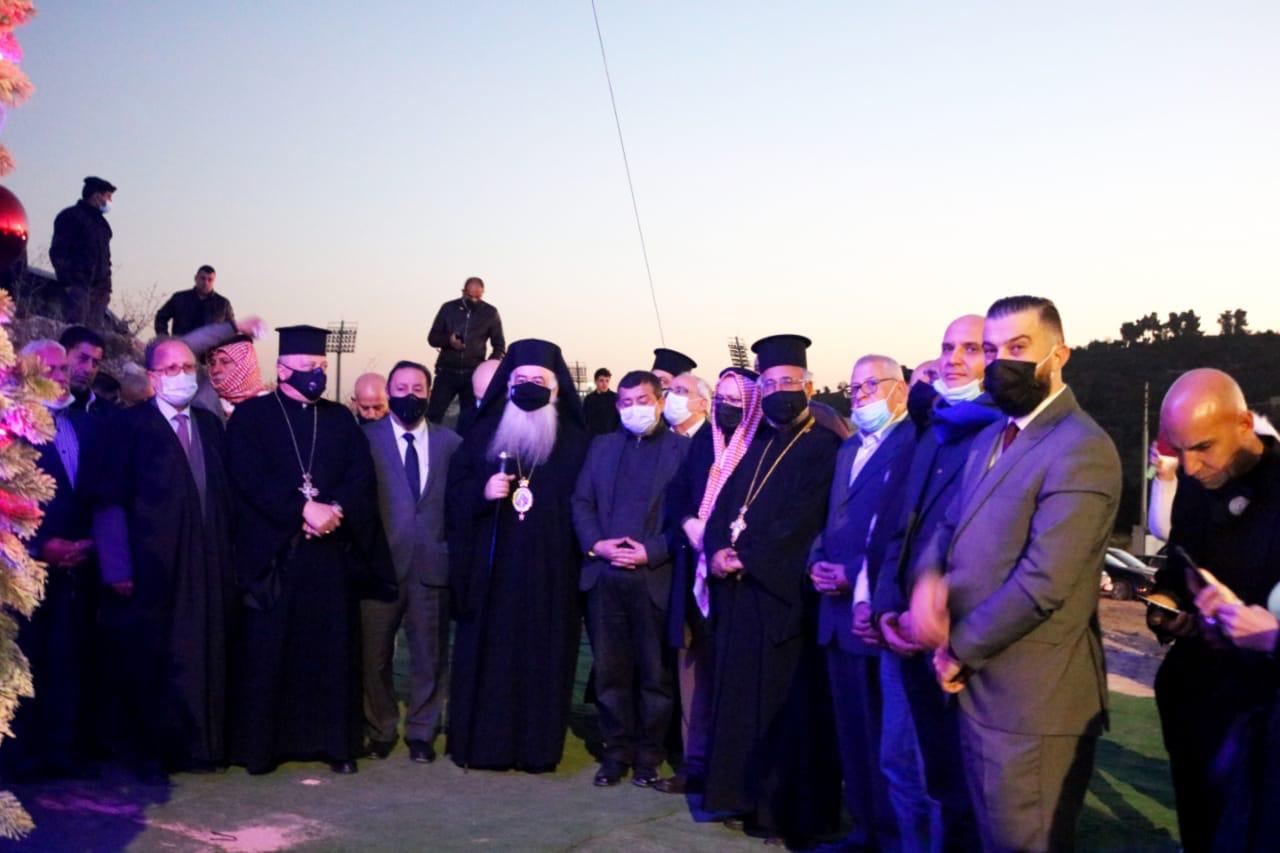 إضاءة شجرة عيد الميلاد في شارع