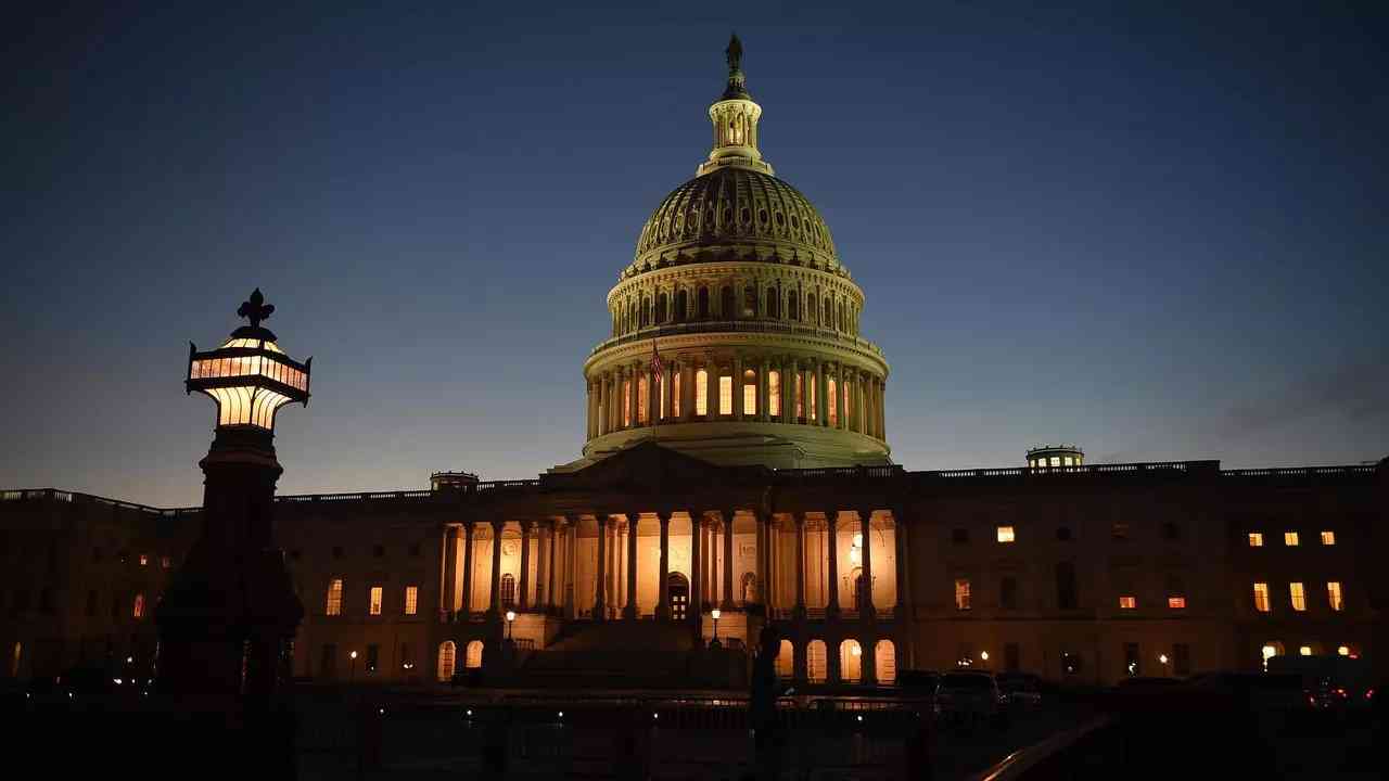 الكونغرس الأمريكي يواجه كورونا بـ892 مليار