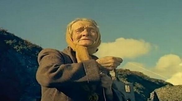 تعيش وحيدة في قرية مهجورة نصف