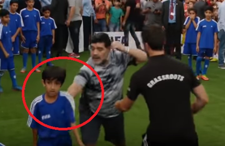 طفل إماراتي يسقط مارادونا ويتسبب بإحراجه..