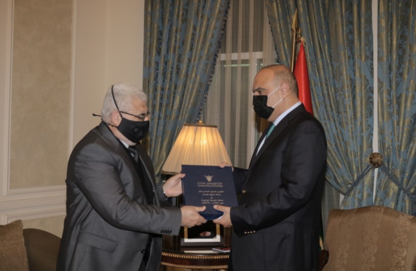 الخصاونة يتسلم نسخة من تقرير المركز