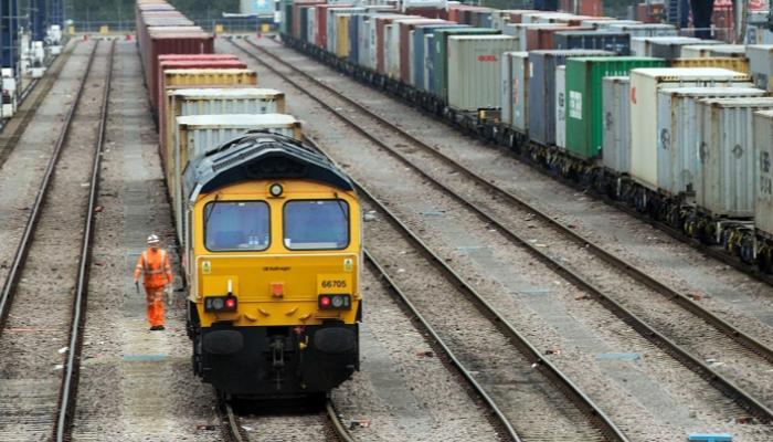 قطارات الشحن.. منقذ بريطانيا المرتقب من