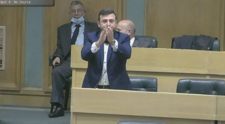 النائب العمري .. لم يصفق له