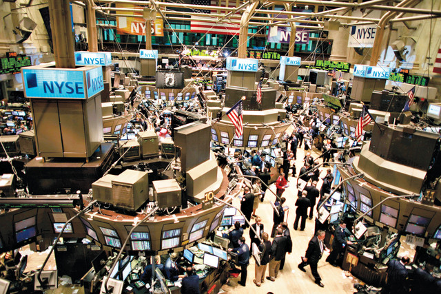 وول ستريت تغلق منخفضة وأسهم قطاع