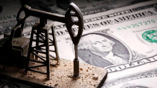 النفط يرتفع 2% بعد تراجع المخزونات