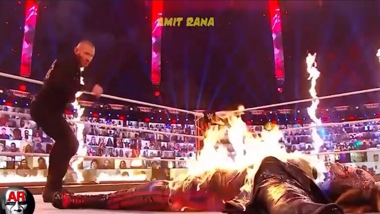 مصارع يضرم النار بمنافسه على الحلبة