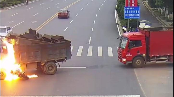 فيديو مروع.. سائق دراجة نارية ينجو