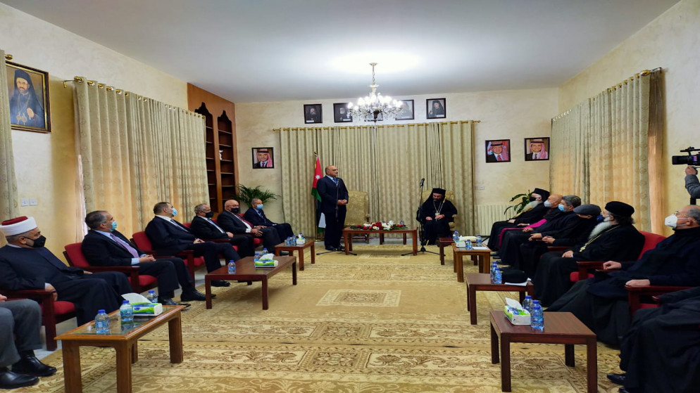 الخصاونة يزور كنيسة مطران الروم الكاثوليك