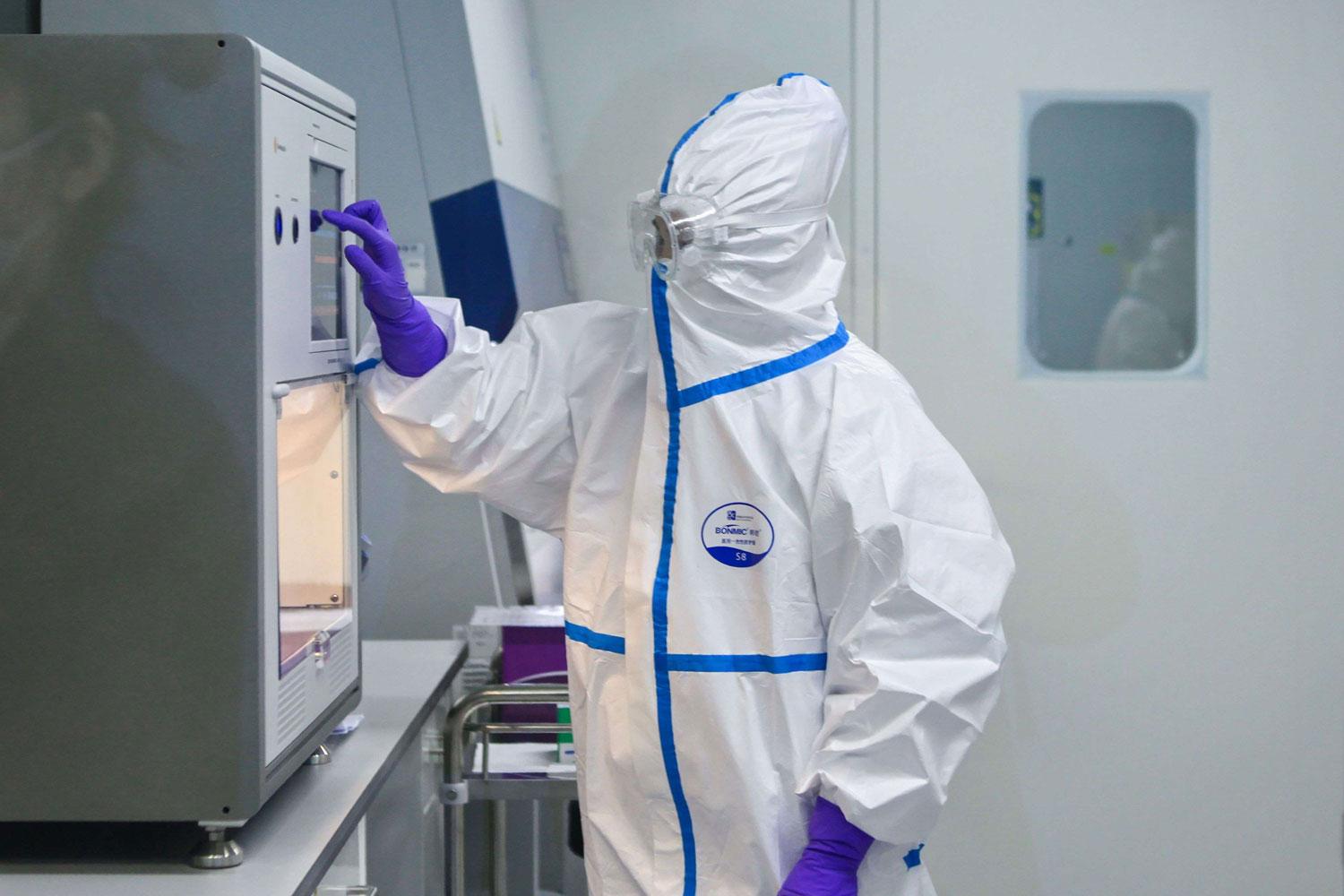 27 طبيبا توفي بكورونا و6 يتلقون